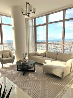 2BR With Incredible Views Of The Sea and Dubai